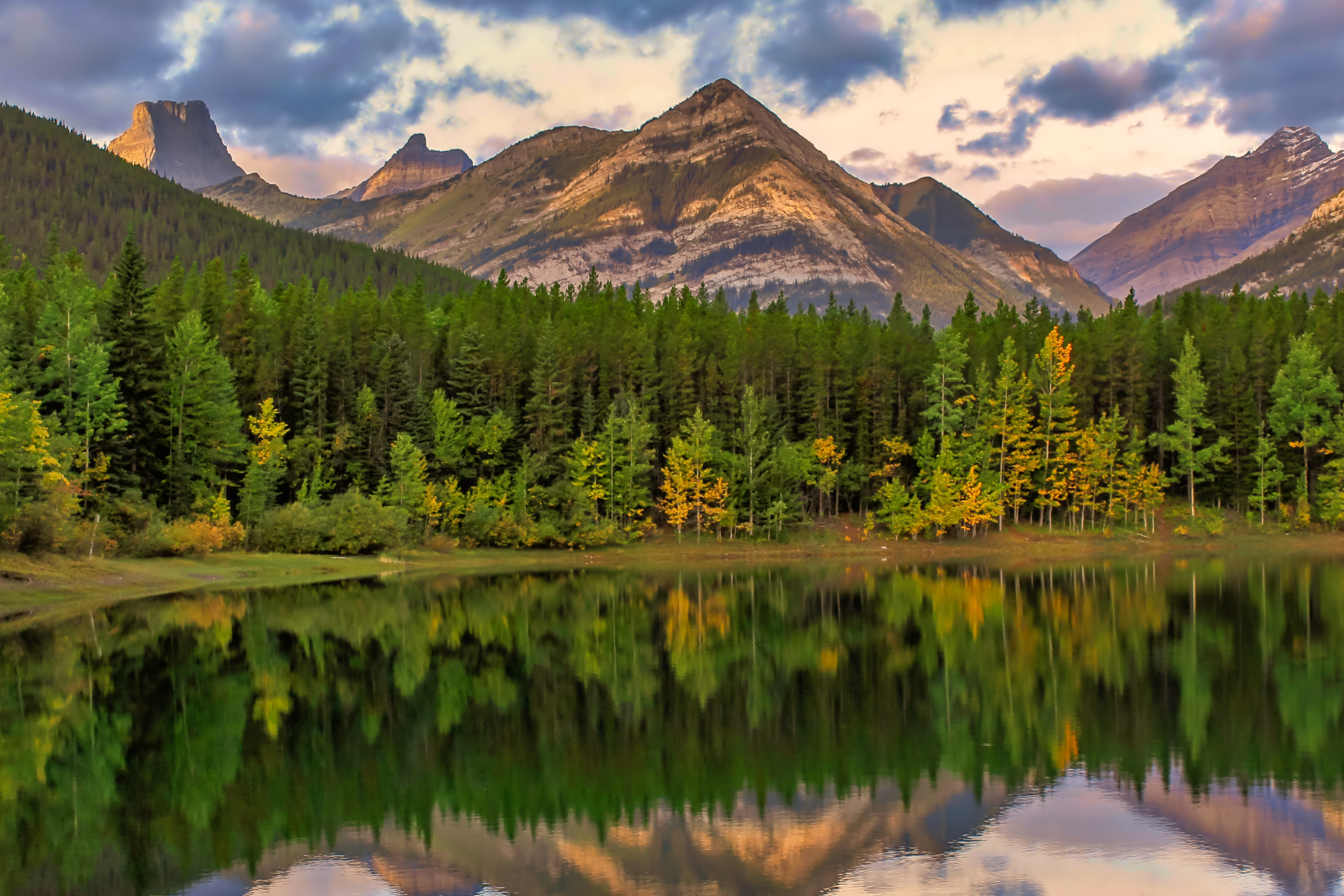 Kananaskis mountains in autumn